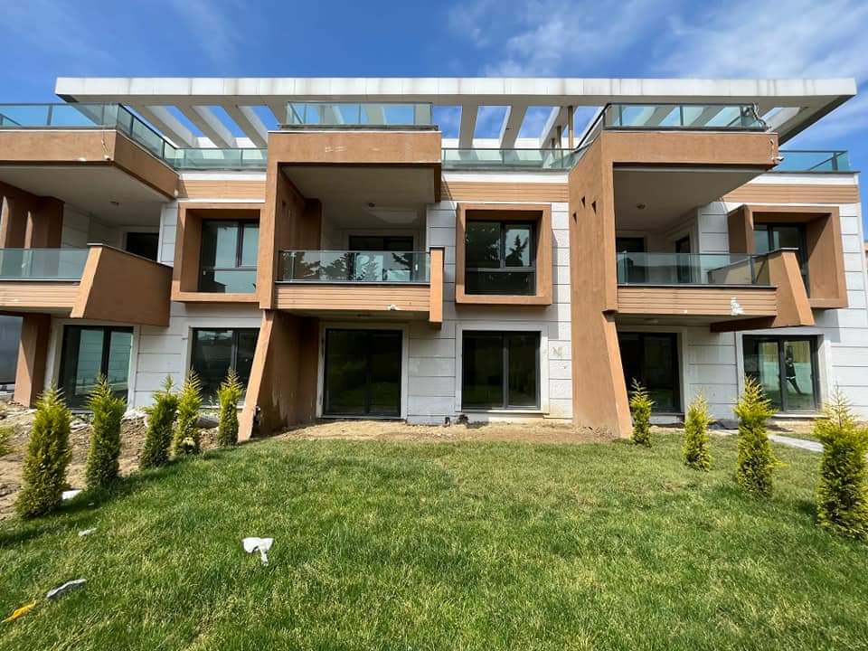 New brand new villa with shared pool within the site, close to the Marmara Sea